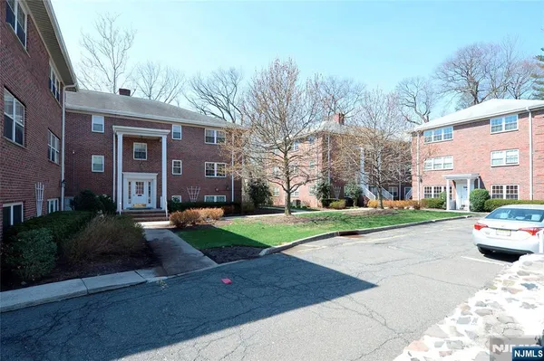 $2,600 | 20-30 Ridge Road, Unit A8, Ridgewood, NJ 07450