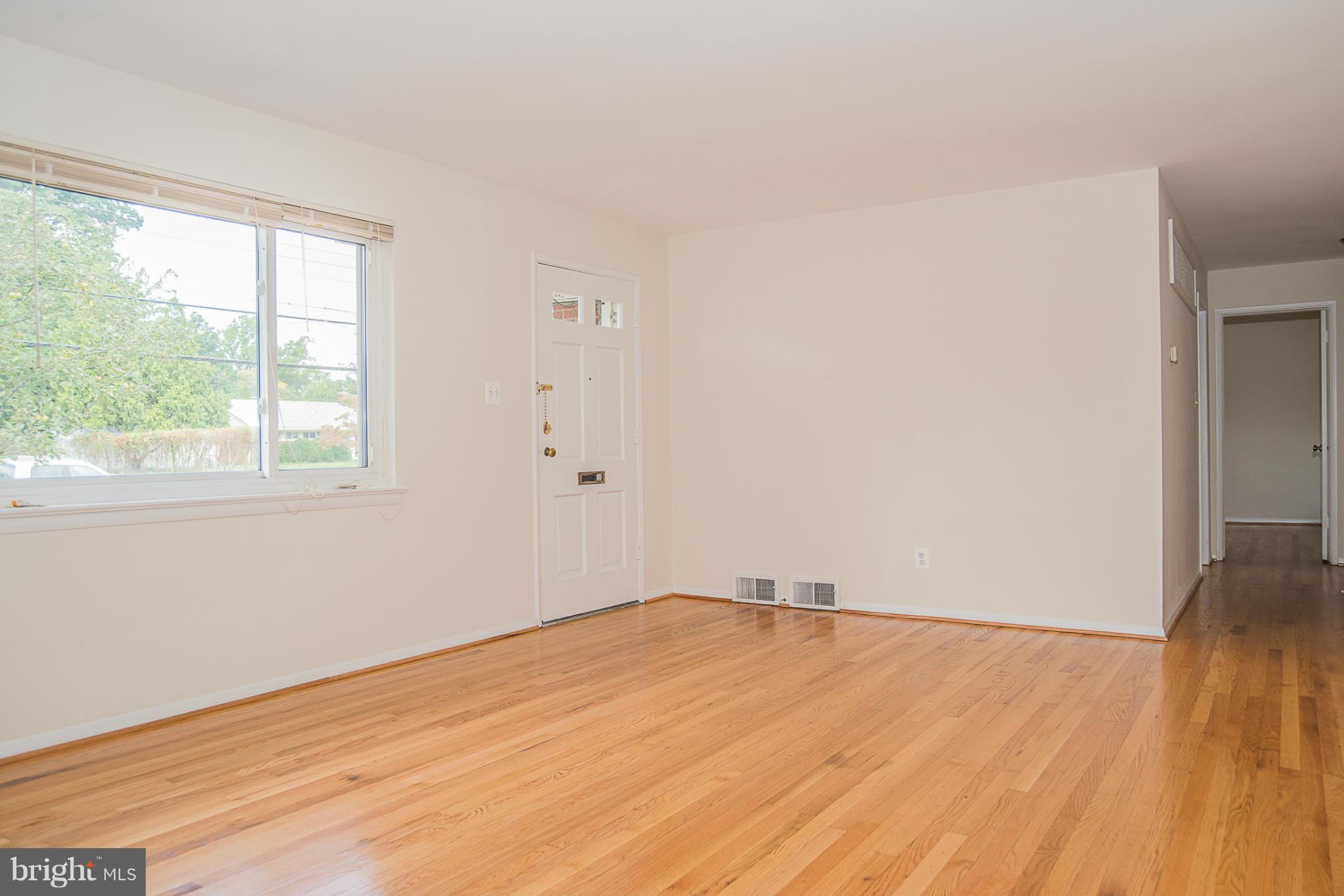 6213 Hanover Avenue Springfield, VA 22150 - Photo 4 of 30 Living Room