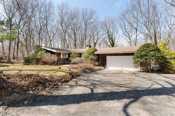 $949,000 | 48 Farm Road, St. James, NY 11780