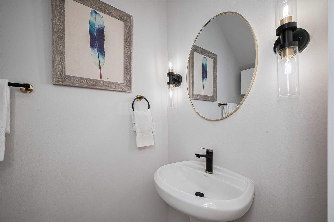 3542 Mt Pleasant Street Houston, TX 77021 - Photo 15 of 17 a bathroom with a sink and mirror