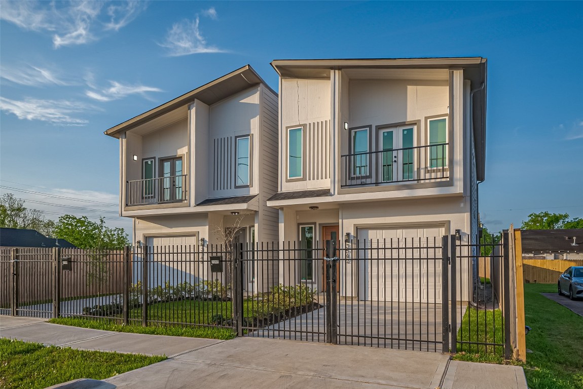 3542 Mt Pleasant Street Houston, TX 77021 - Photo 2 of 17 front view of a house with a yard