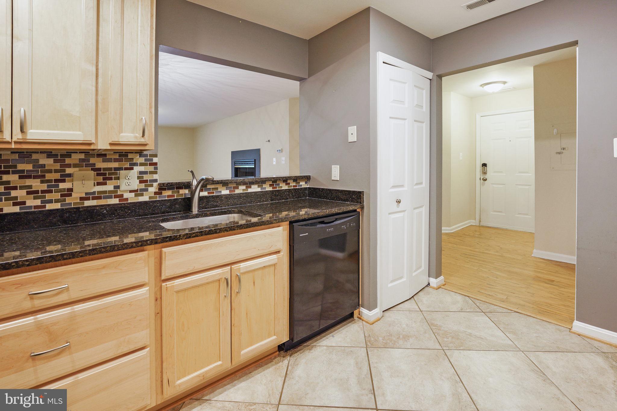 20578 Snowshoe Square, Unit 101 Ashburn, VA 20147 - Photo 4 of 13 Granite counters
