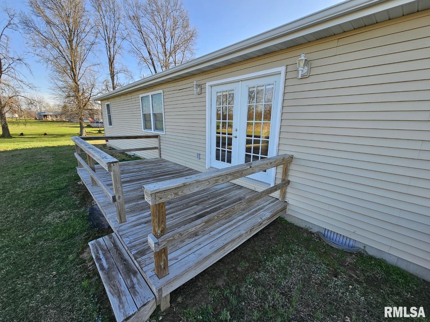 10457 Puckett Lane Mount Vernon, IL 62864 - Photo 6 of 25 a view of a backyard with sitting area