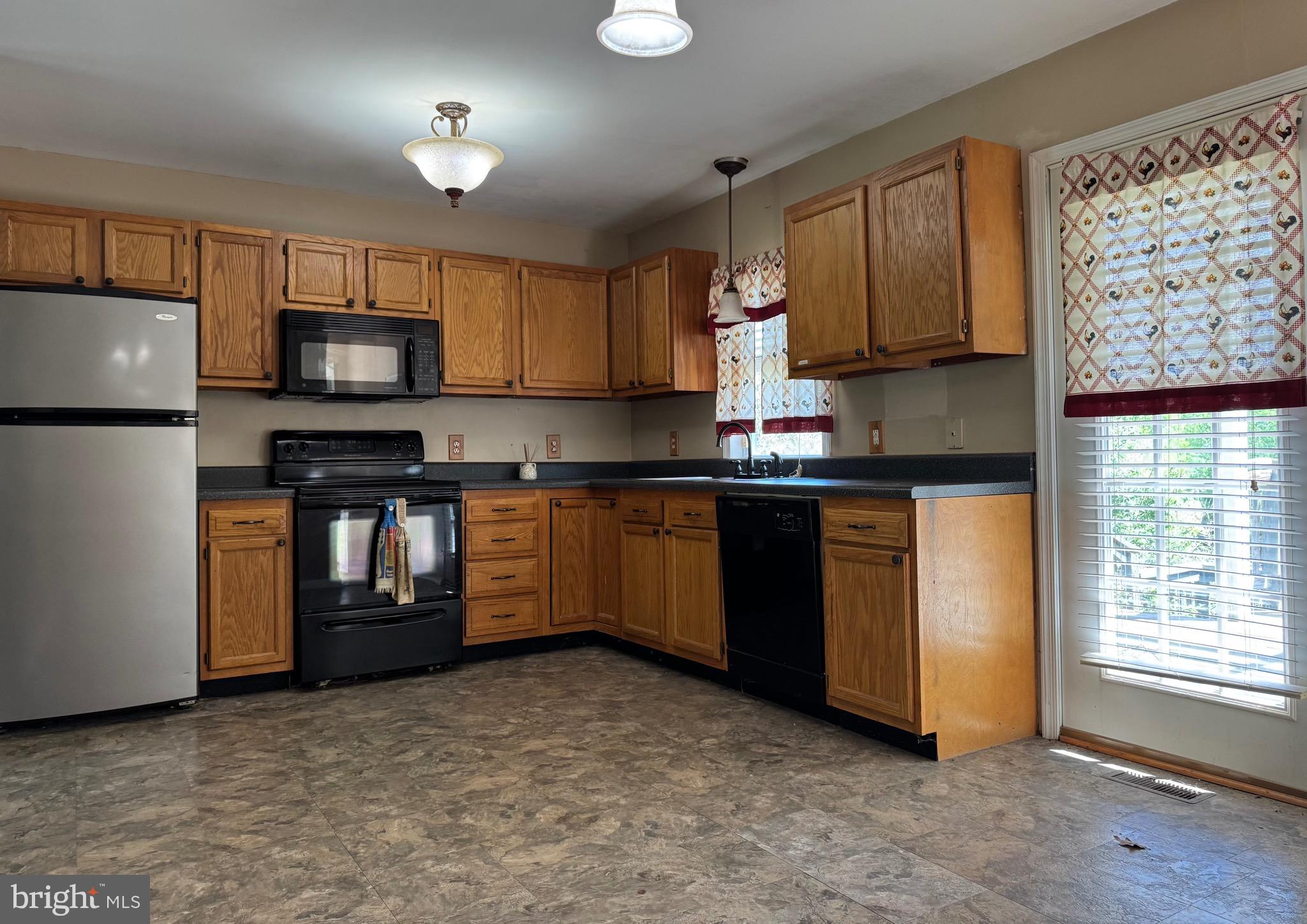 27520 Tatum Road Unionville, VA 22567 - Photo 17 of 31 Kitchen with patio doors leading to back deck