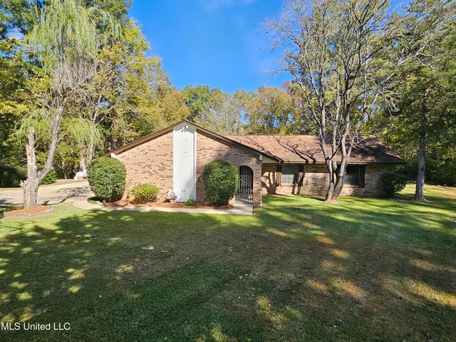 $249,900 | 102 Magnolia Circle, Vicksburg, MS 39180