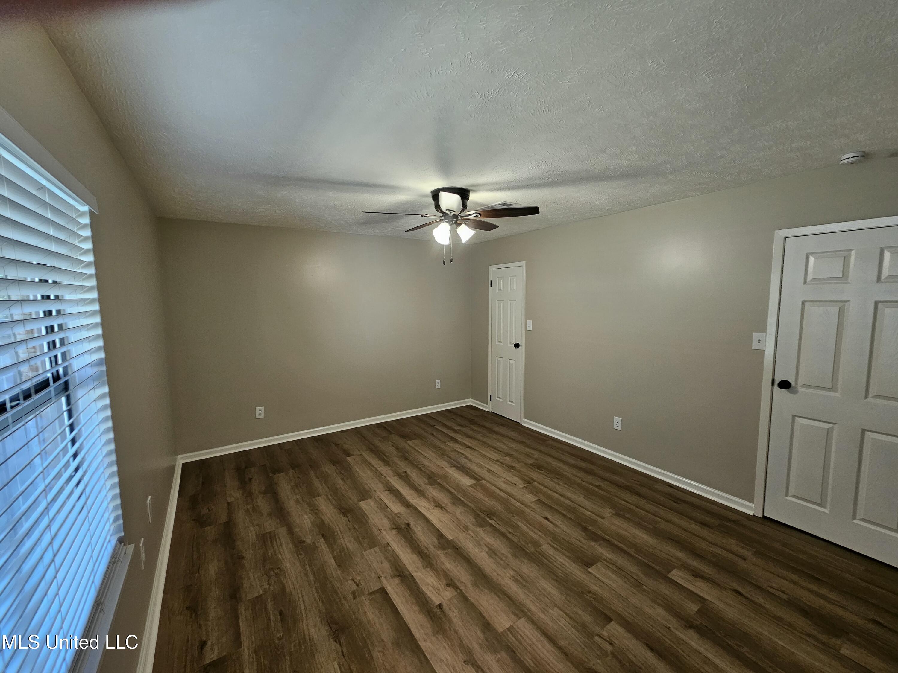 102 Magnolia Circle Vicksburg, MS 39180 - Photo 12 of 17 20251106_104101