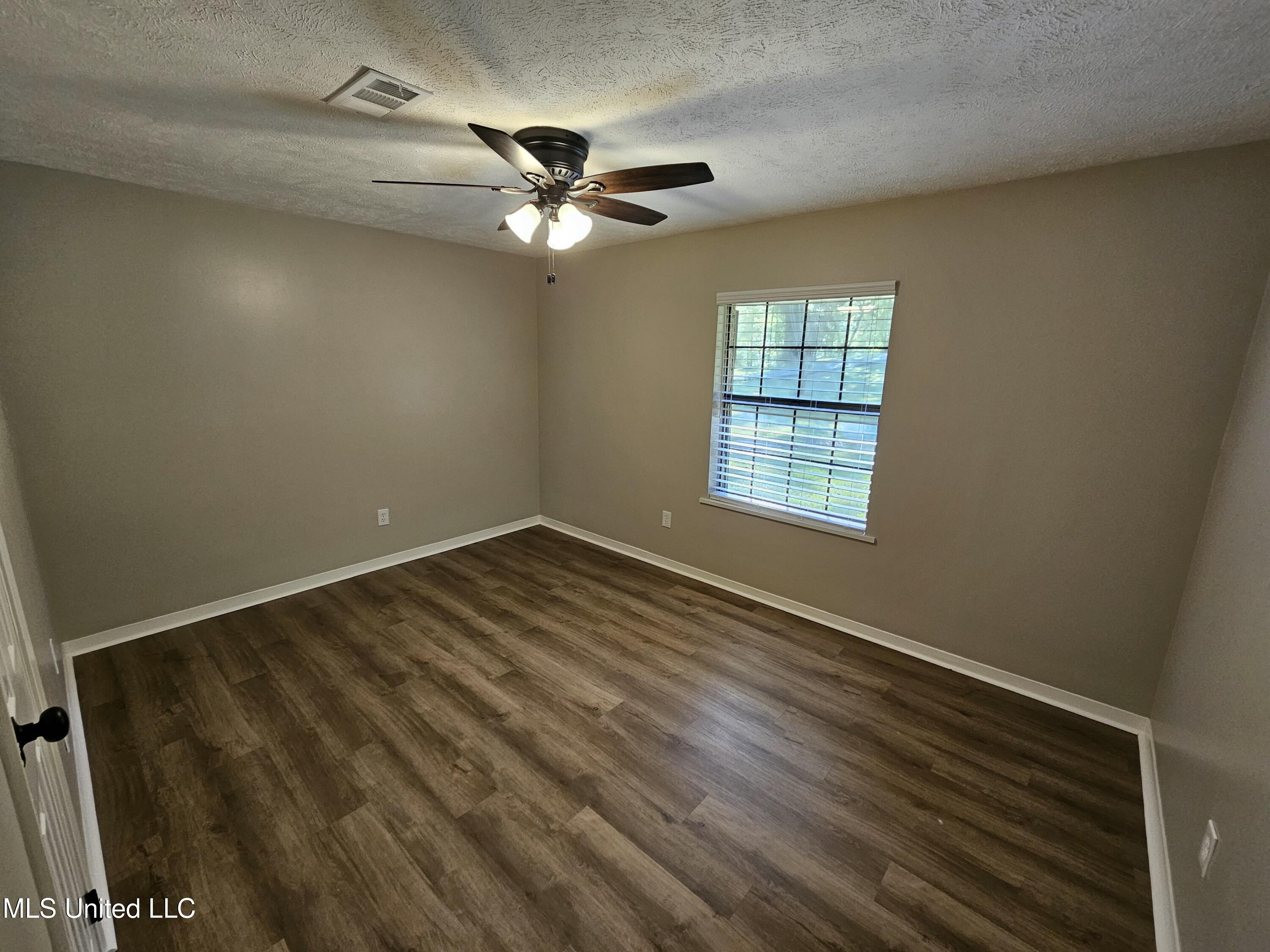 102 Magnolia Circle Vicksburg, MS 39180 - Photo 14 of 17 20251106_104206