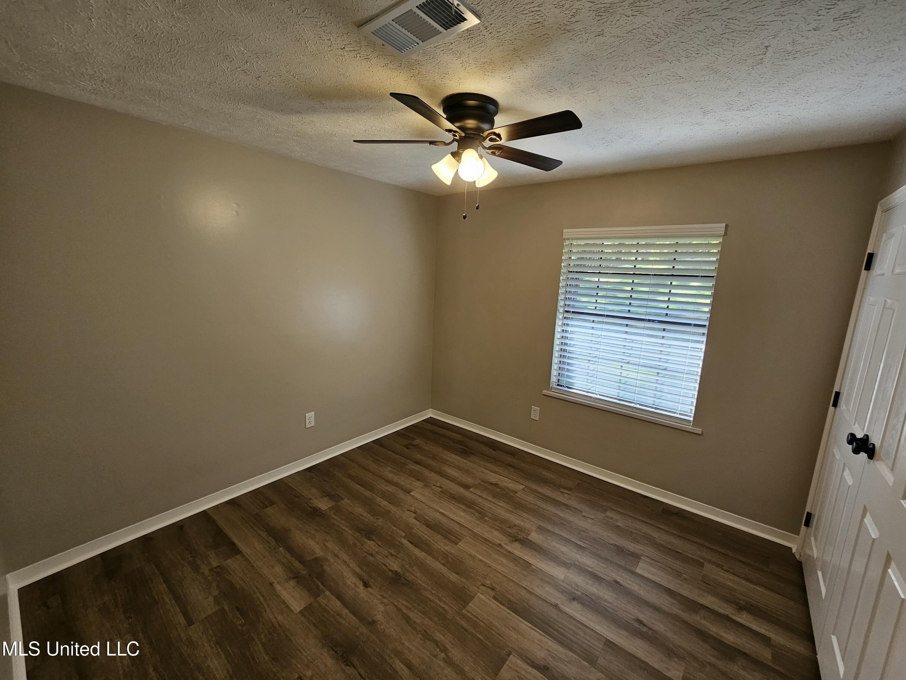 102 Magnolia Circle Vicksburg, MS 39180 - Photo 15 of 17 20251106_104239