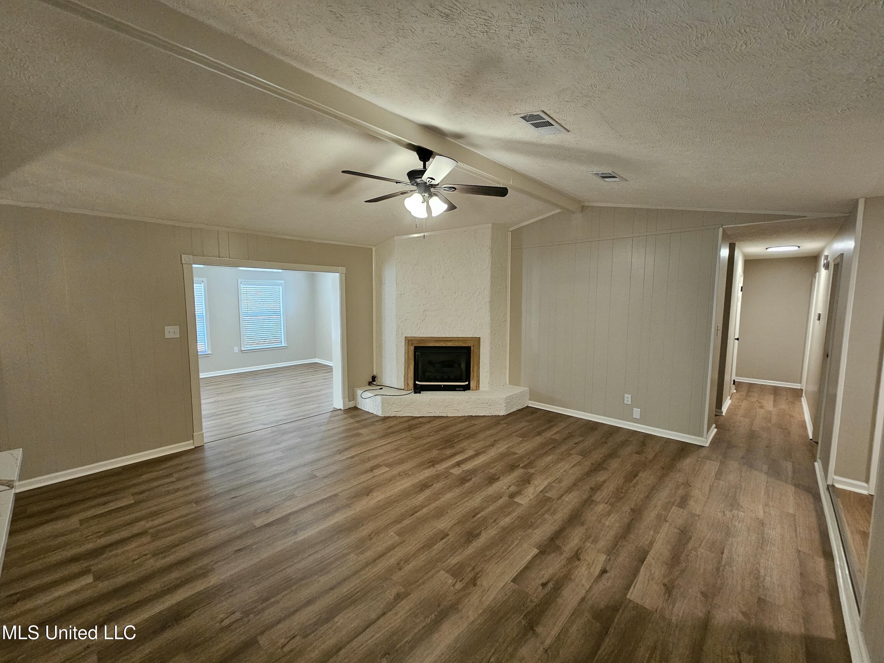 102 Magnolia Circle Vicksburg, MS 39180 - Photo 4 of 17 20251106_104536