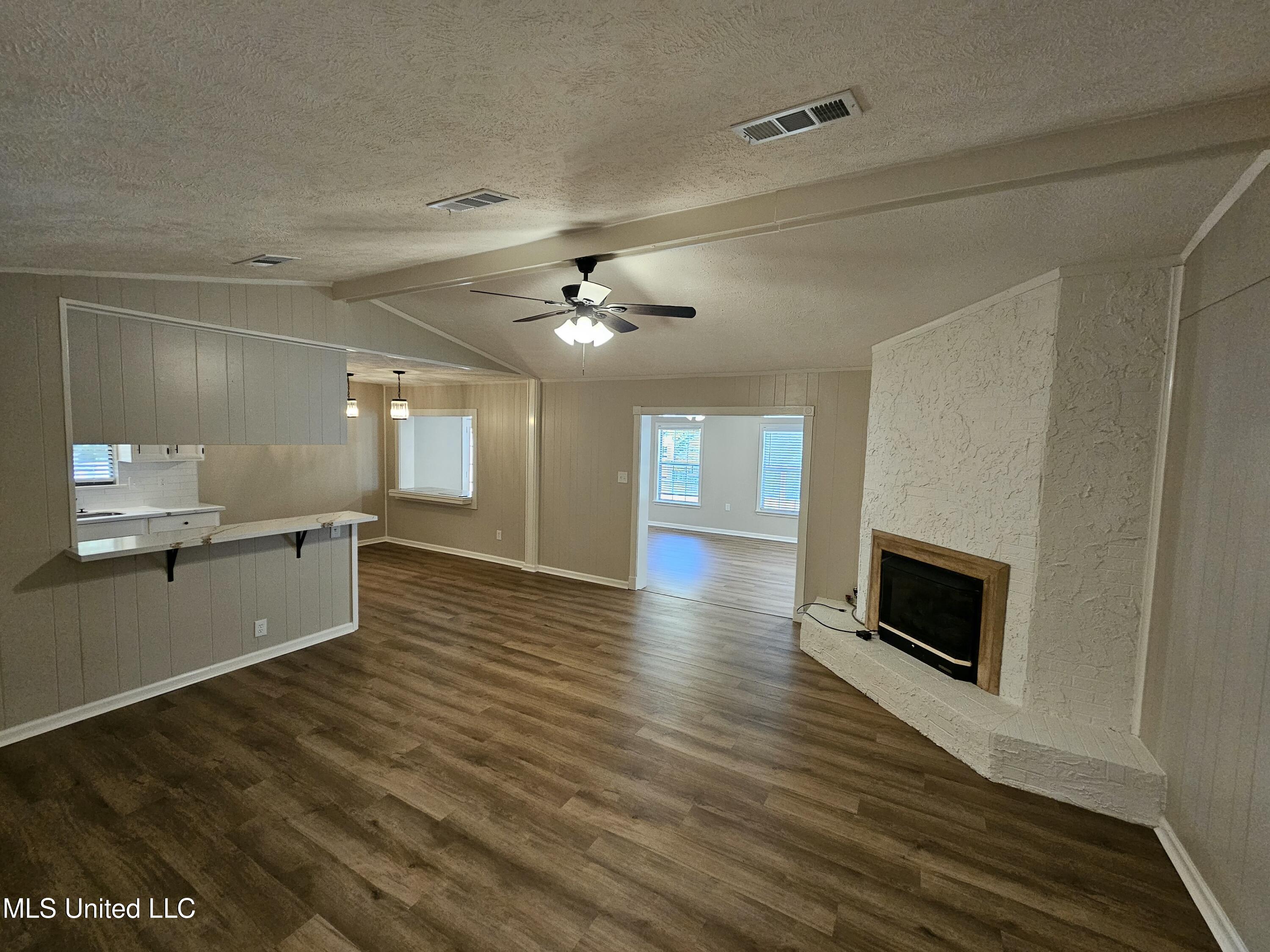 102 Magnolia Circle Vicksburg, MS 39180 - Photo 5 of 17 20251106_104525