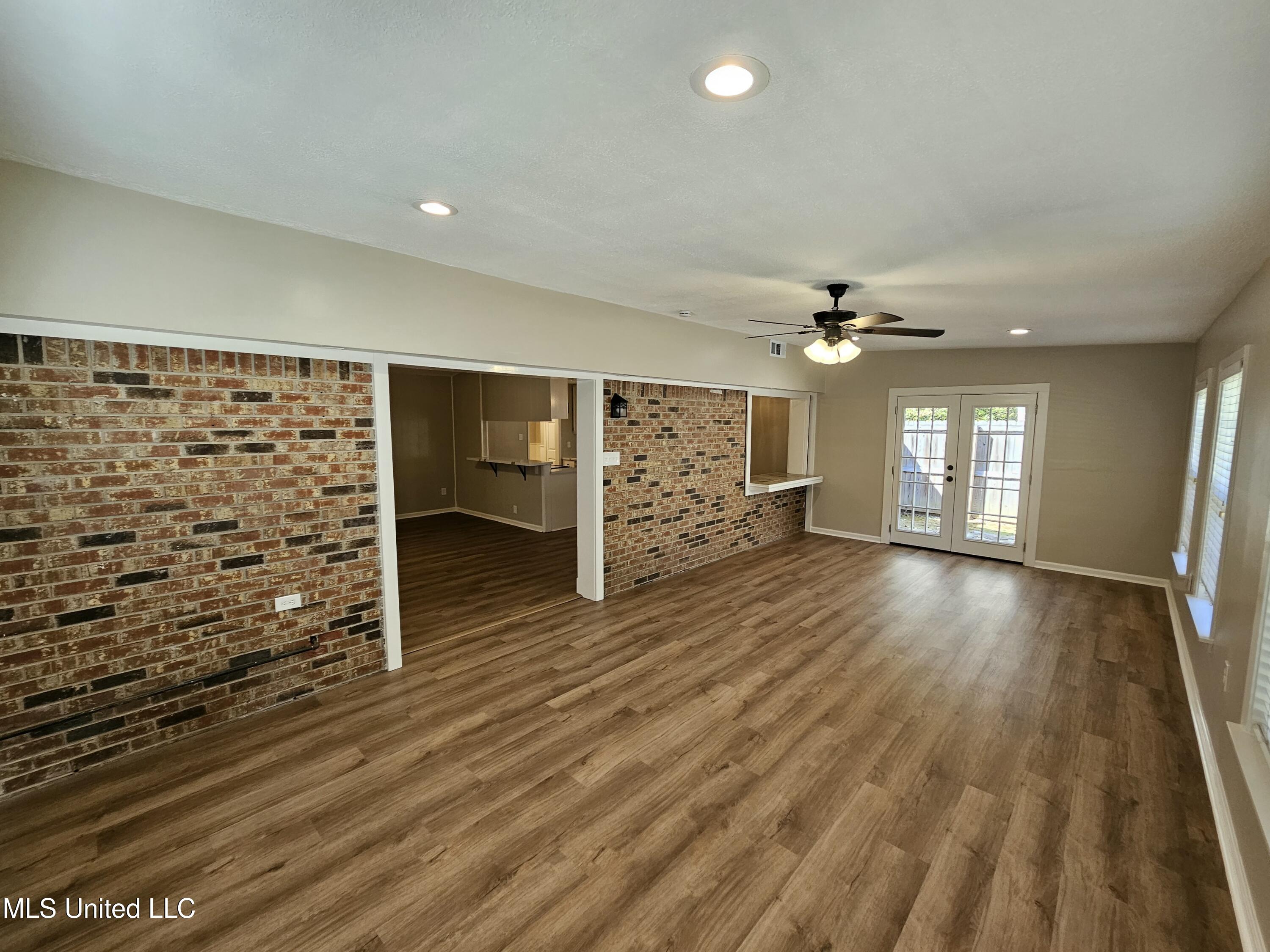 102 Magnolia Circle Vicksburg, MS 39180 - Photo 6 of 17 20251106_104620