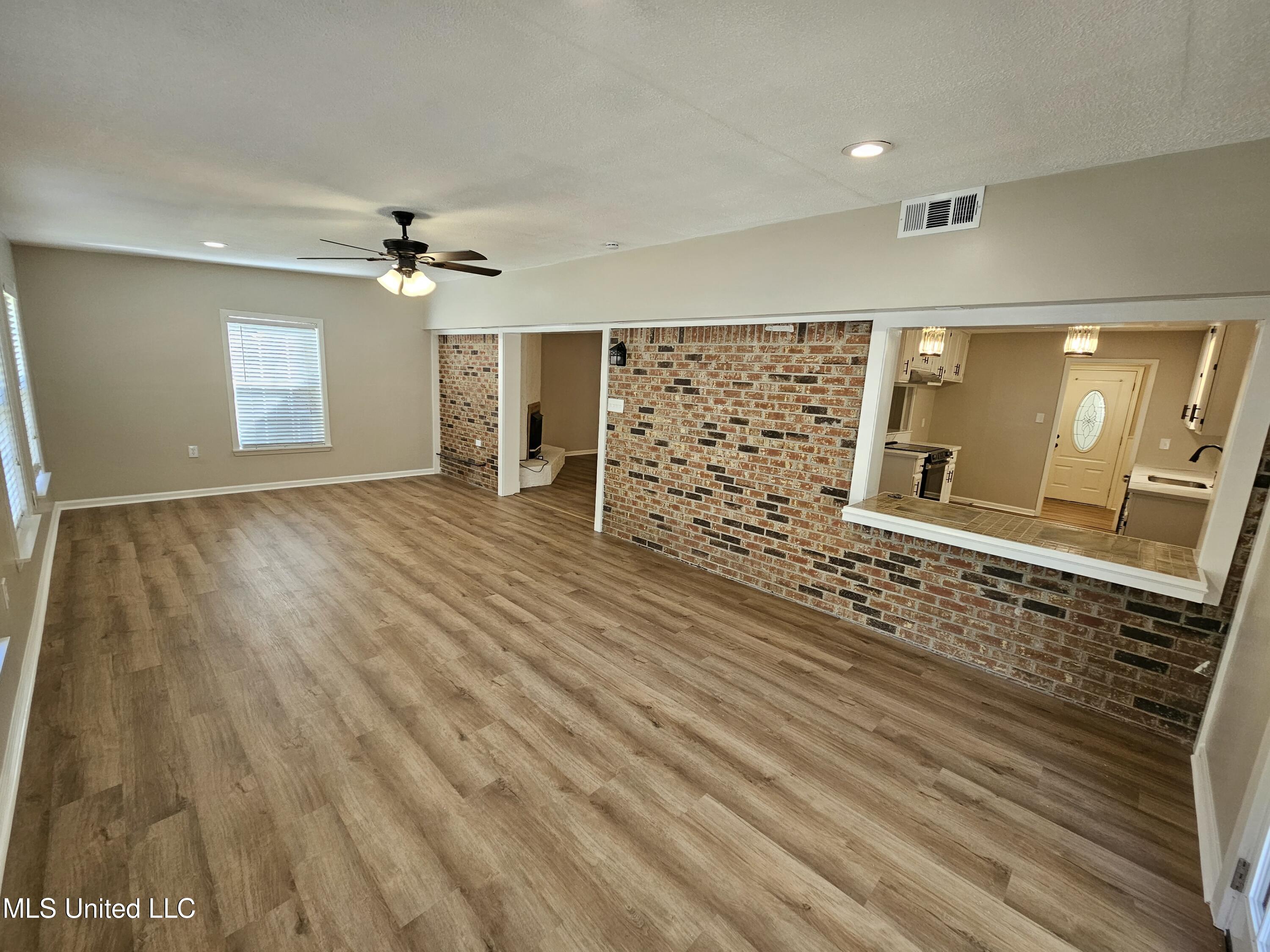 102 Magnolia Circle Vicksburg, MS 39180 - Photo 7 of 17 20251106_104725