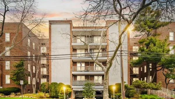 $189,000 | 100 Brooklyn Avenue, Unit 4V, Freeport, NY 11520