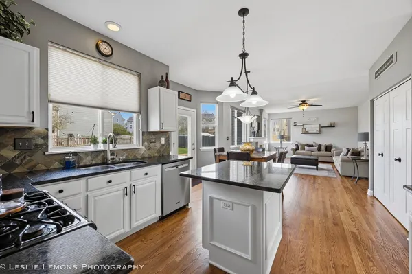 $525,000 | 2110 Summerlin Drive, Aurora, IL 60503