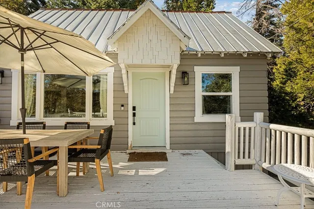 a view of a house with backyard and porch