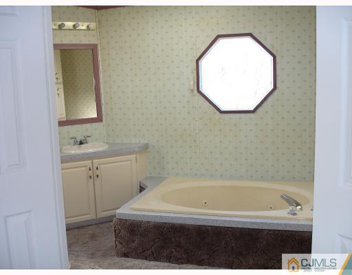 8 Twain Road, Unit 8 North Brunswick, NJ 08902 - Photo 5 of 8 Gallery Image 5