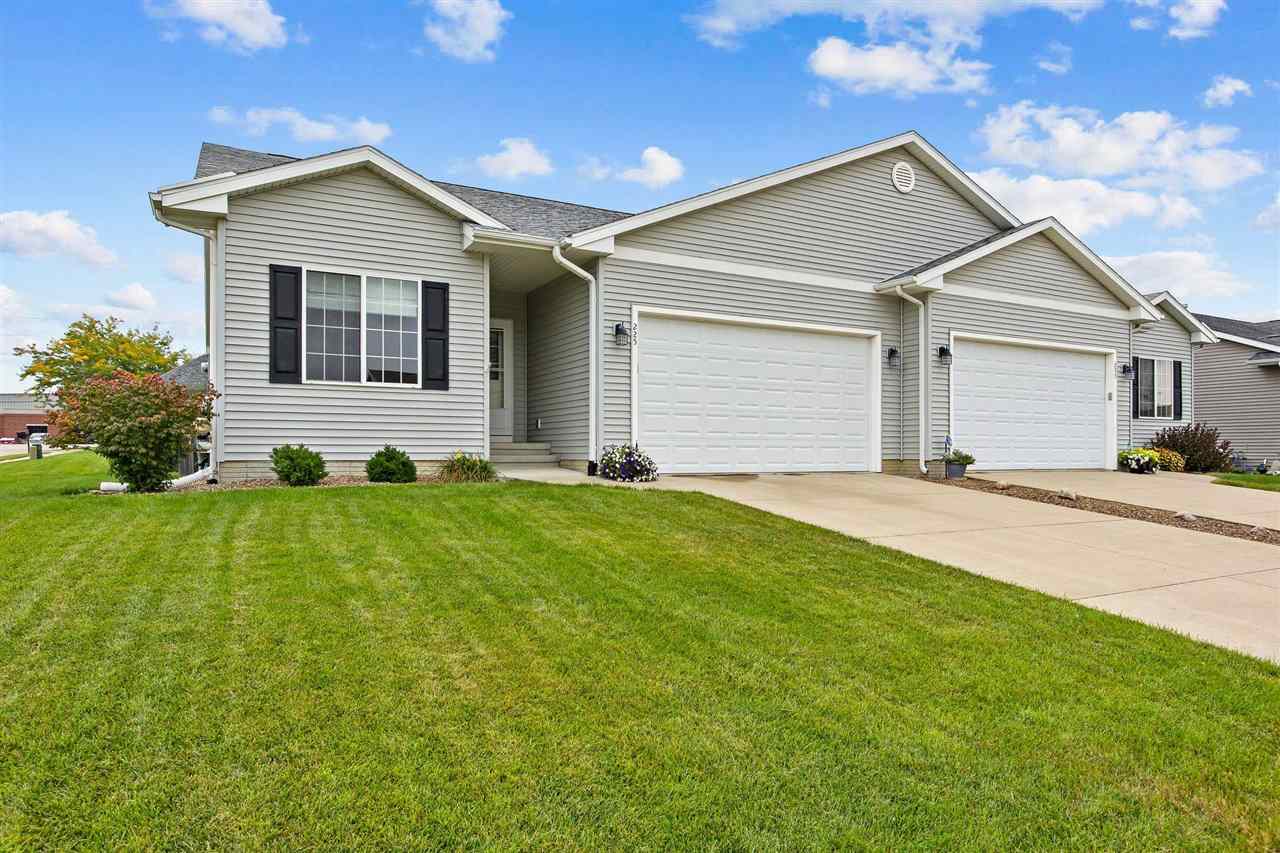 225 Ridgewood Drive Hiawatha, IA 52233 - Photo 2 of 34 Gallery Image 2
