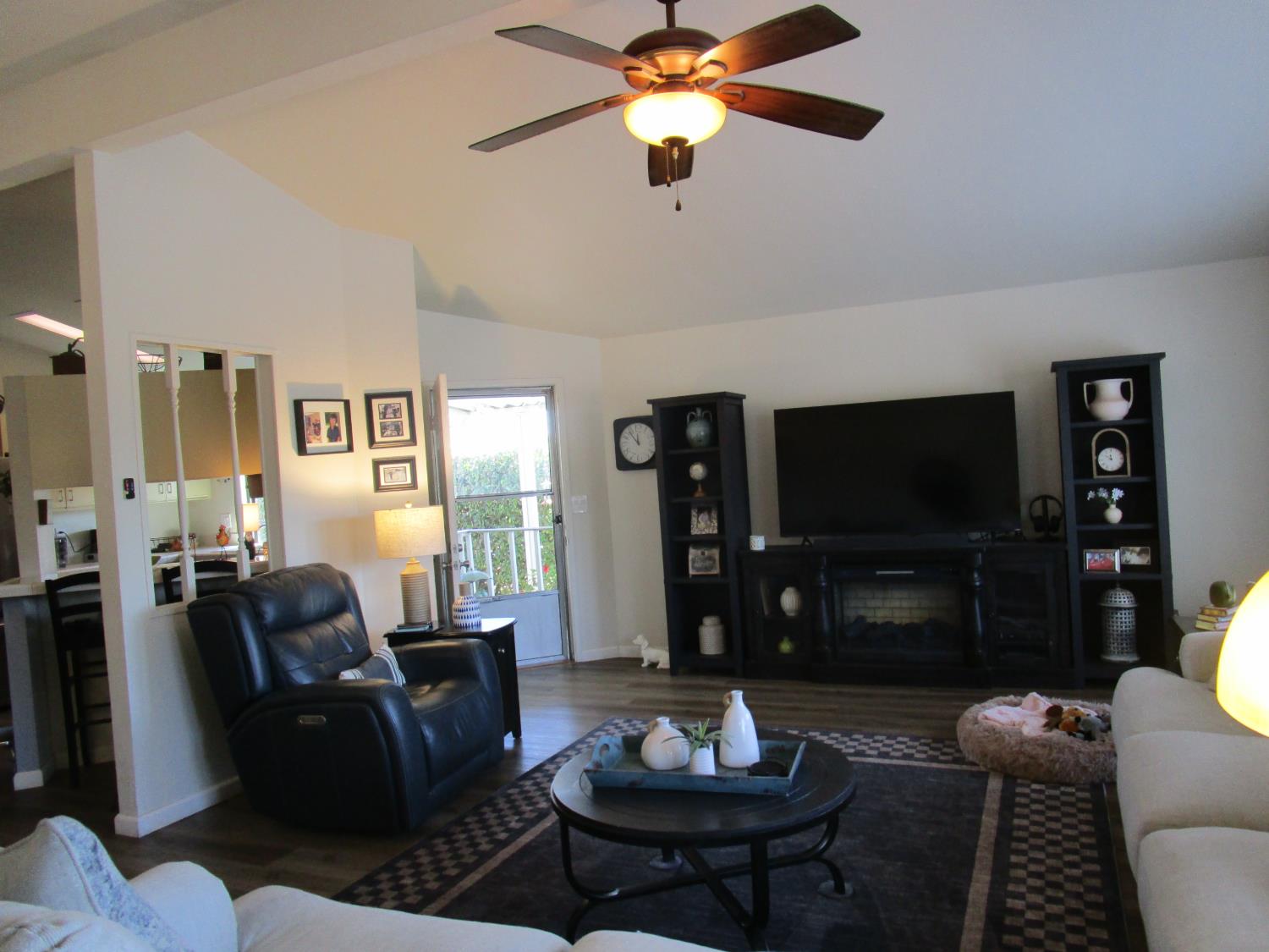 1500 Held Drive, Unit 94 Modesto, CA 95355 - Photo 5 of 32 Livingroom