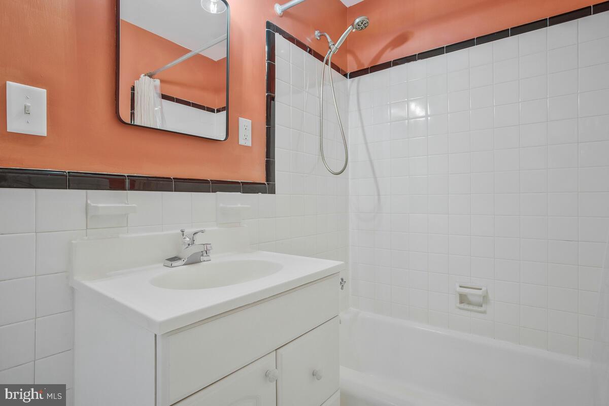 5603 Roland Avenue Baltimore, MD 21210 - Photo 14 of 32 Full Bath with Bathtub