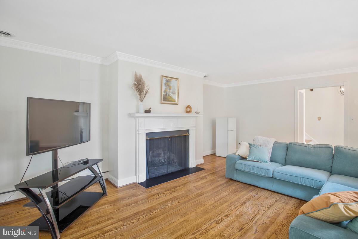 5603 Roland Avenue Baltimore, MD 21210 - Photo 8 of 32 Living Room