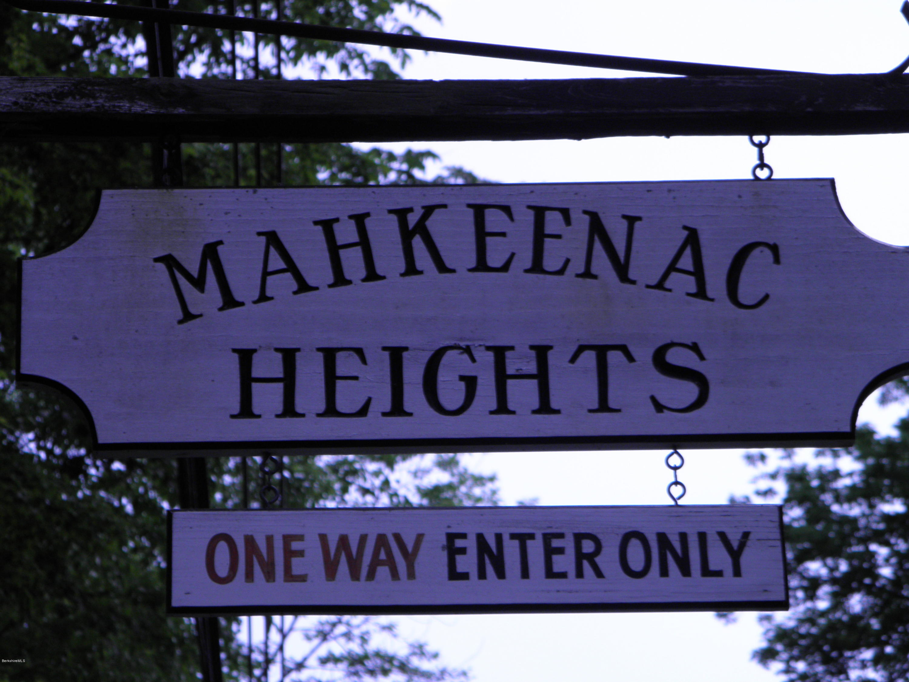 Mahkeenac Sign
