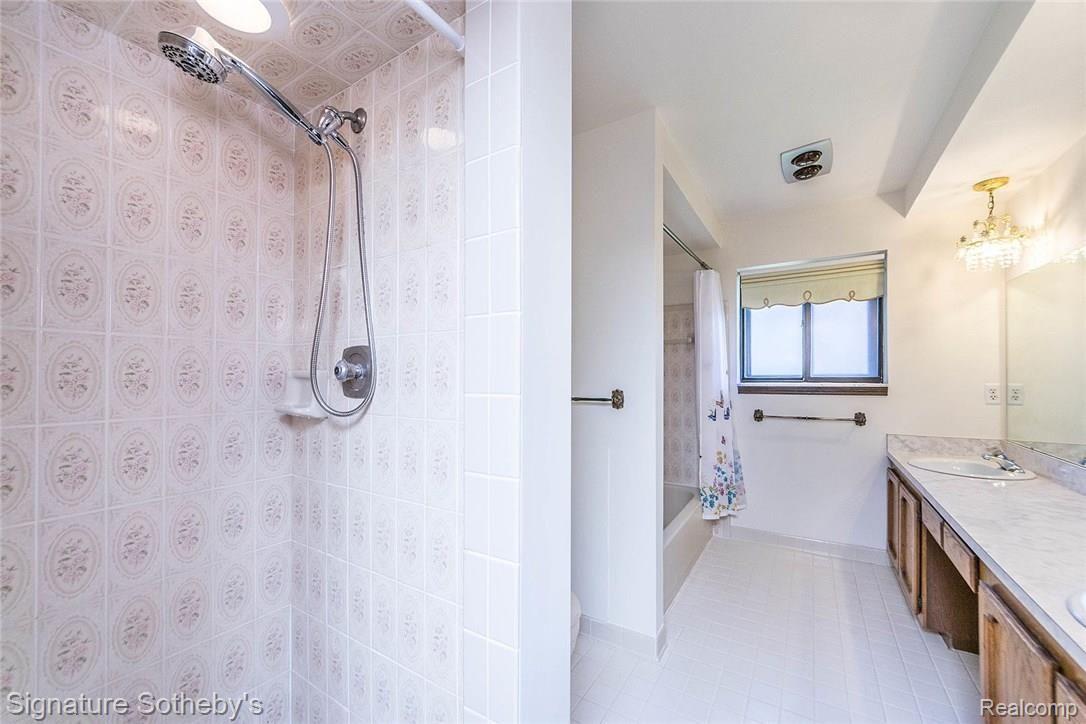 11403 Common Road Warren, MI 48093 - Photo 27 of 35 Hall Bath with separate shower and tub.