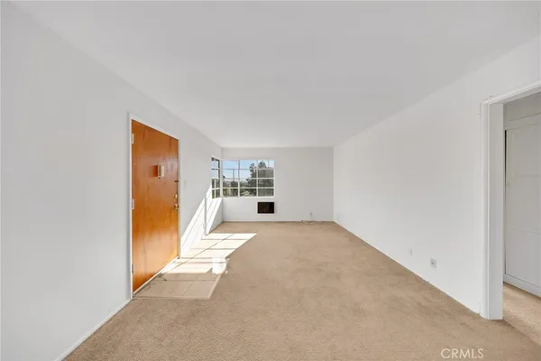 a view of a big room with closet and windows