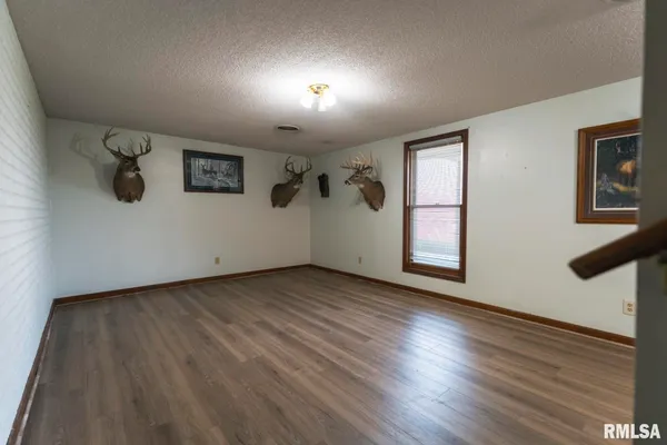 $635,000 | 896 Northeast 1300 Street, Roodhouse, IL 62082