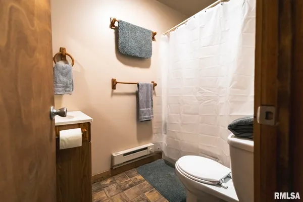 $635,000 | 896 Northeast 1300 Street, Roodhouse, IL 62082