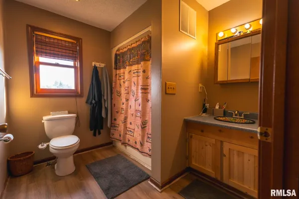 $635,000 | 896 Northeast 1300 Street, Roodhouse, IL 62082