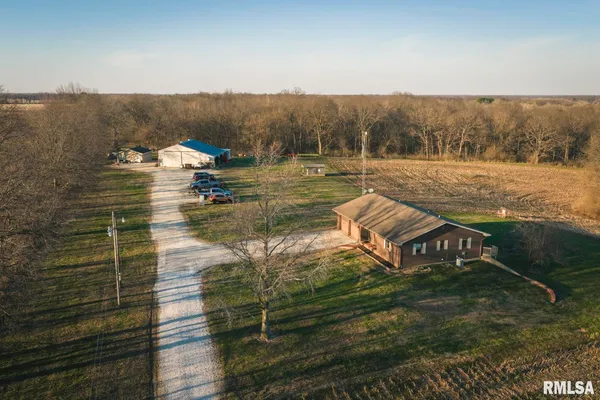 $635,000 | 896 Northeast 1300 Street, Roodhouse, IL 62082