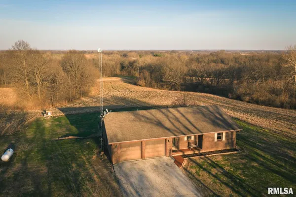 $635,000 | 896 Northeast 1300 Street, Roodhouse, IL 62082