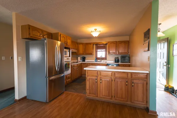 $635,000 | 896 Northeast 1300 Street, Roodhouse, IL 62082