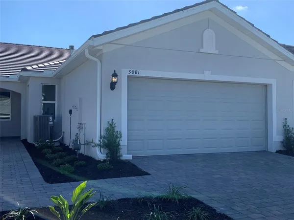 a view of a house with backyard