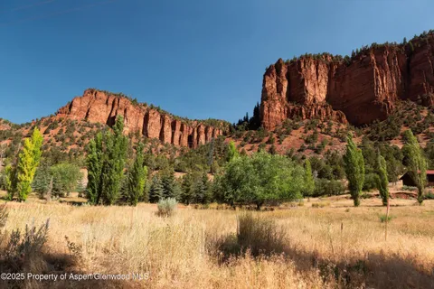 a view of a yard with a house