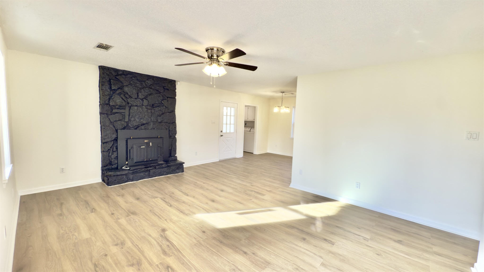 9000 Jack Bond Road Arlington, TN 38002 - Photo 3 of 19 a view of a livingroom with a workspace