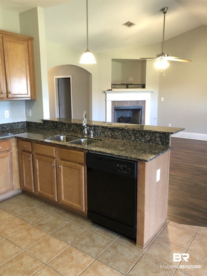 17178 Bankhead Boulevard Fairhope, AL 36532 - Photo 11 of 30 Kitchen