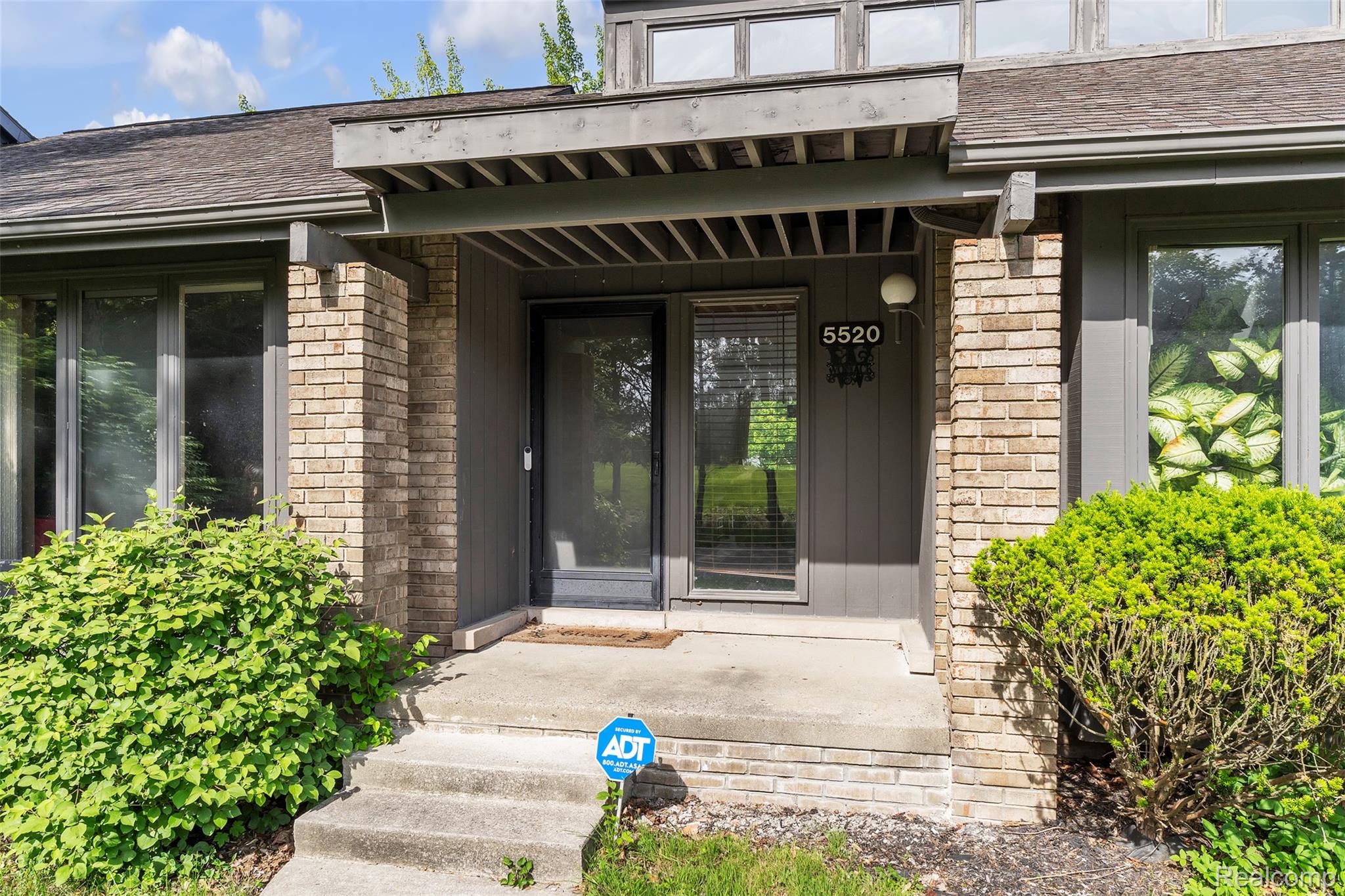 5520 Ridgewood Road West Bloomfield, MI 48322 - Photo 5 of 52 ridgewood-05.jpg