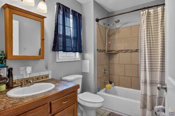 $204,400 | 202 Clements Drive, Holton, KS 66436