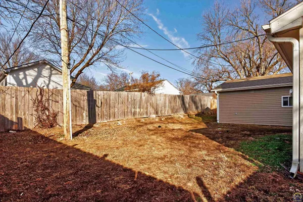 $204,400 | 202 Clements Drive, Holton, KS 66436