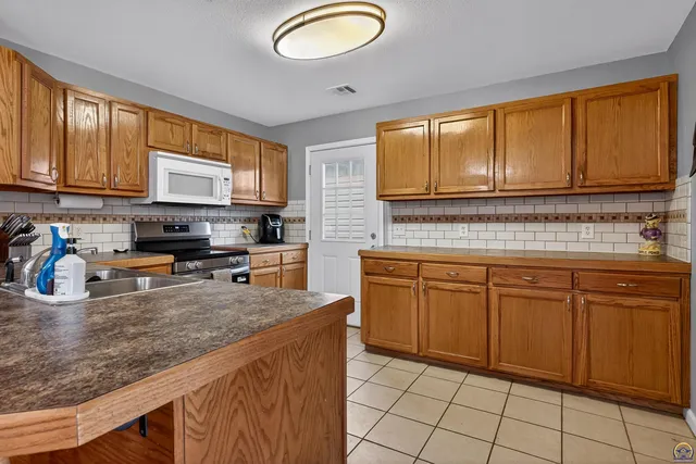 $204,900 | 202 Clements Drive, Holton, KS 66436