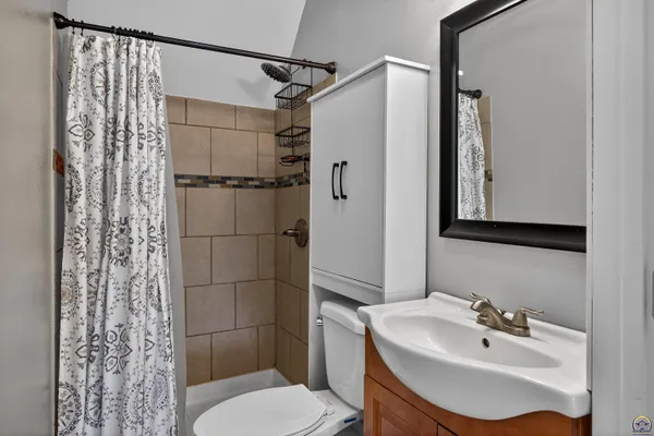 $204,400 | 202 Clements Drive, Holton, KS 66436