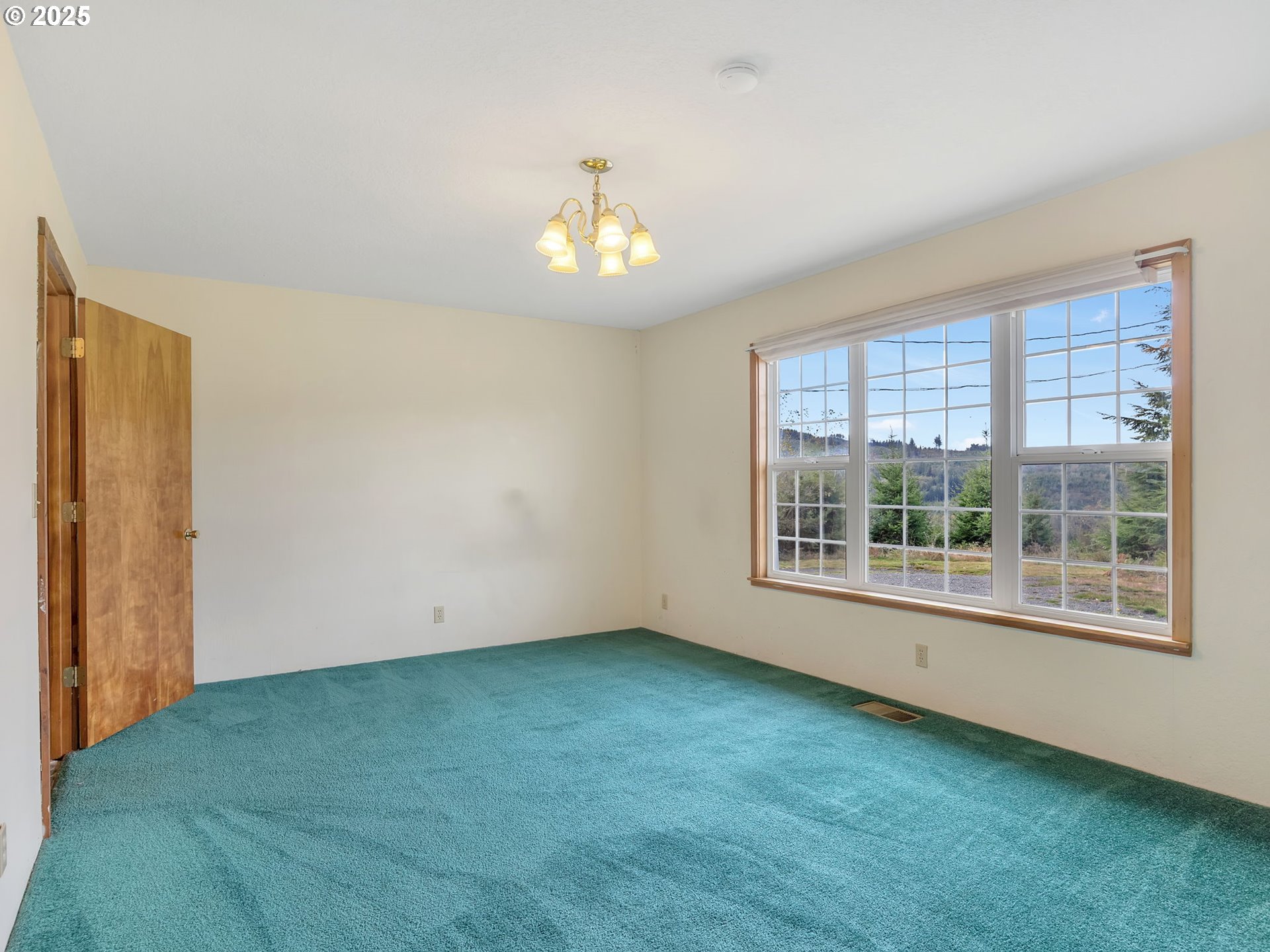 37555 Hauger Mountain Lane Seaside, OR 97138 - Photo 14 of 32 an empty room with a window
