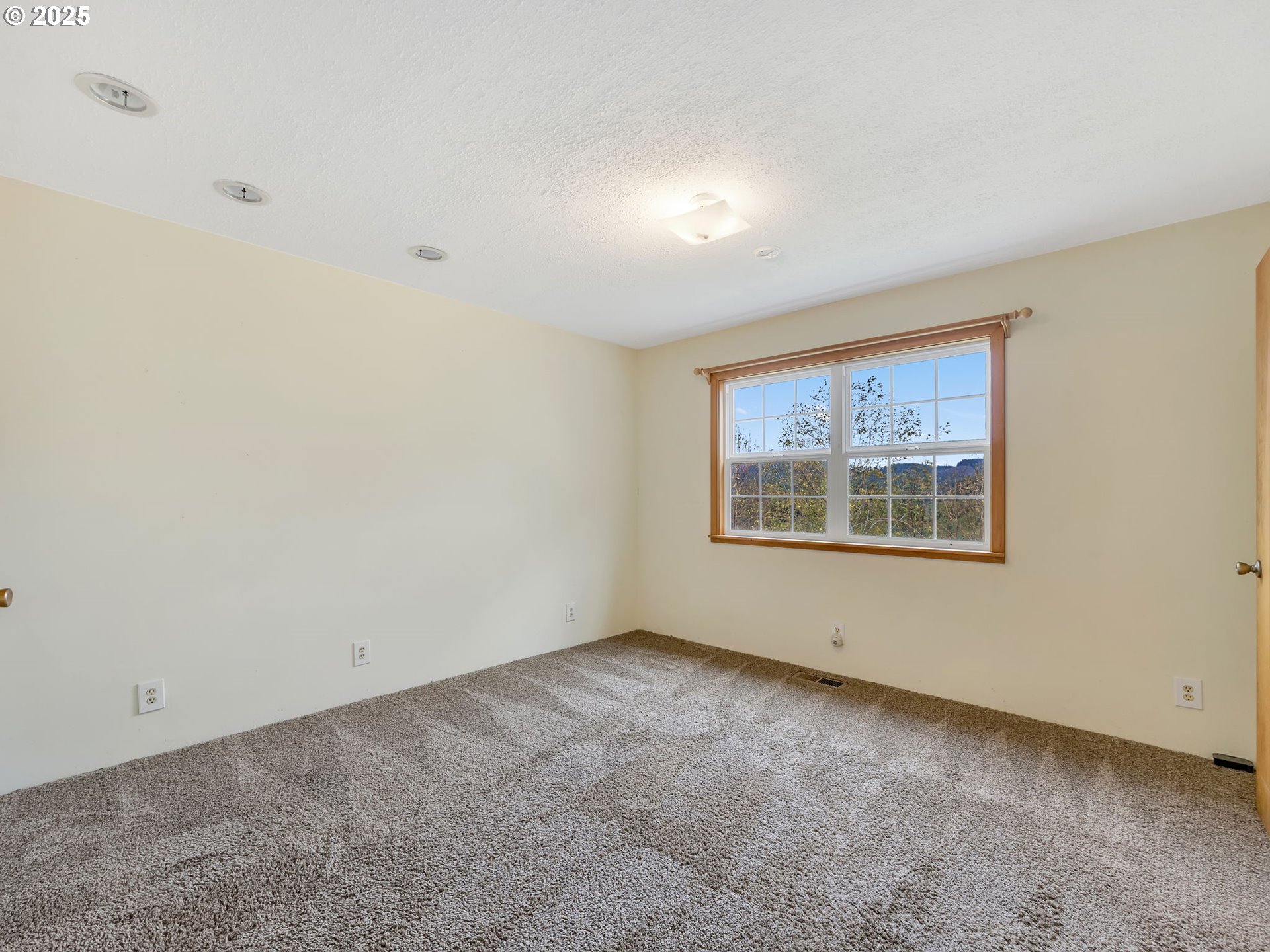 37555 Hauger Mountain Lane Seaside, OR 97138 - Photo 16 of 32 an empty room with a window