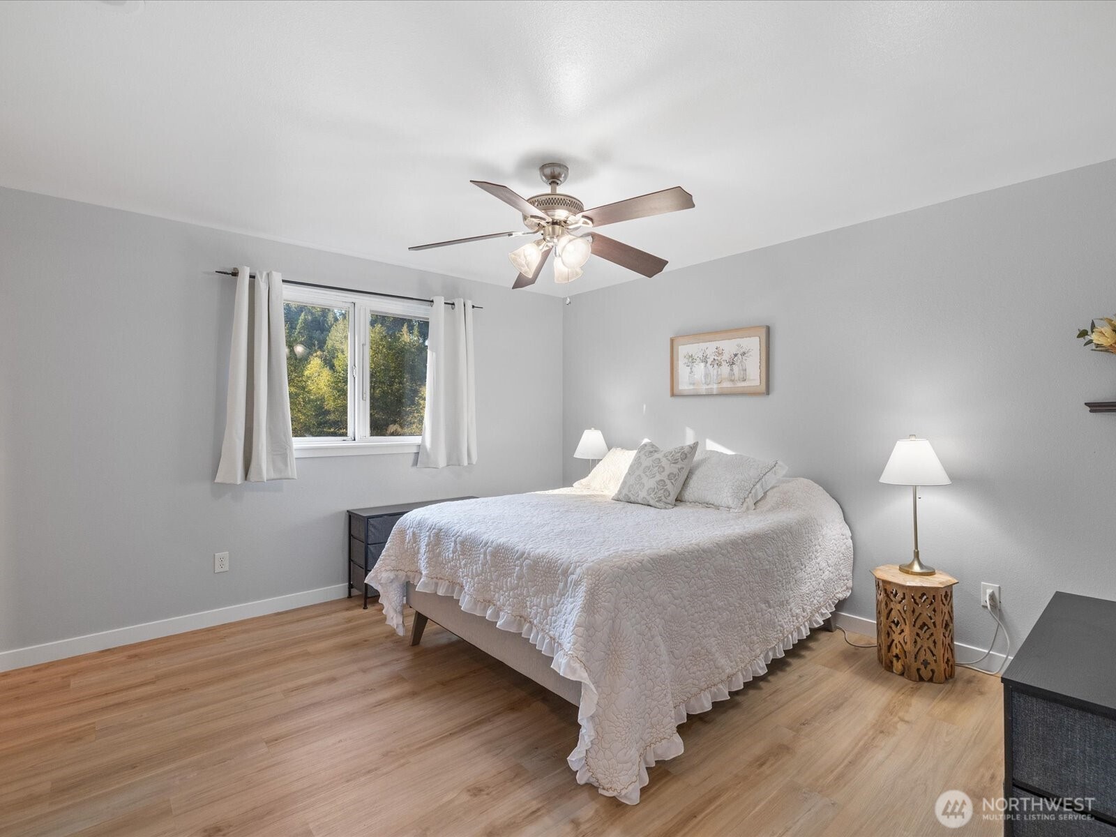 13802 State Rte 530 Northeast Arlington, WA 98223 - Photo 24 of 40 a bedroom with a bed and a lamp