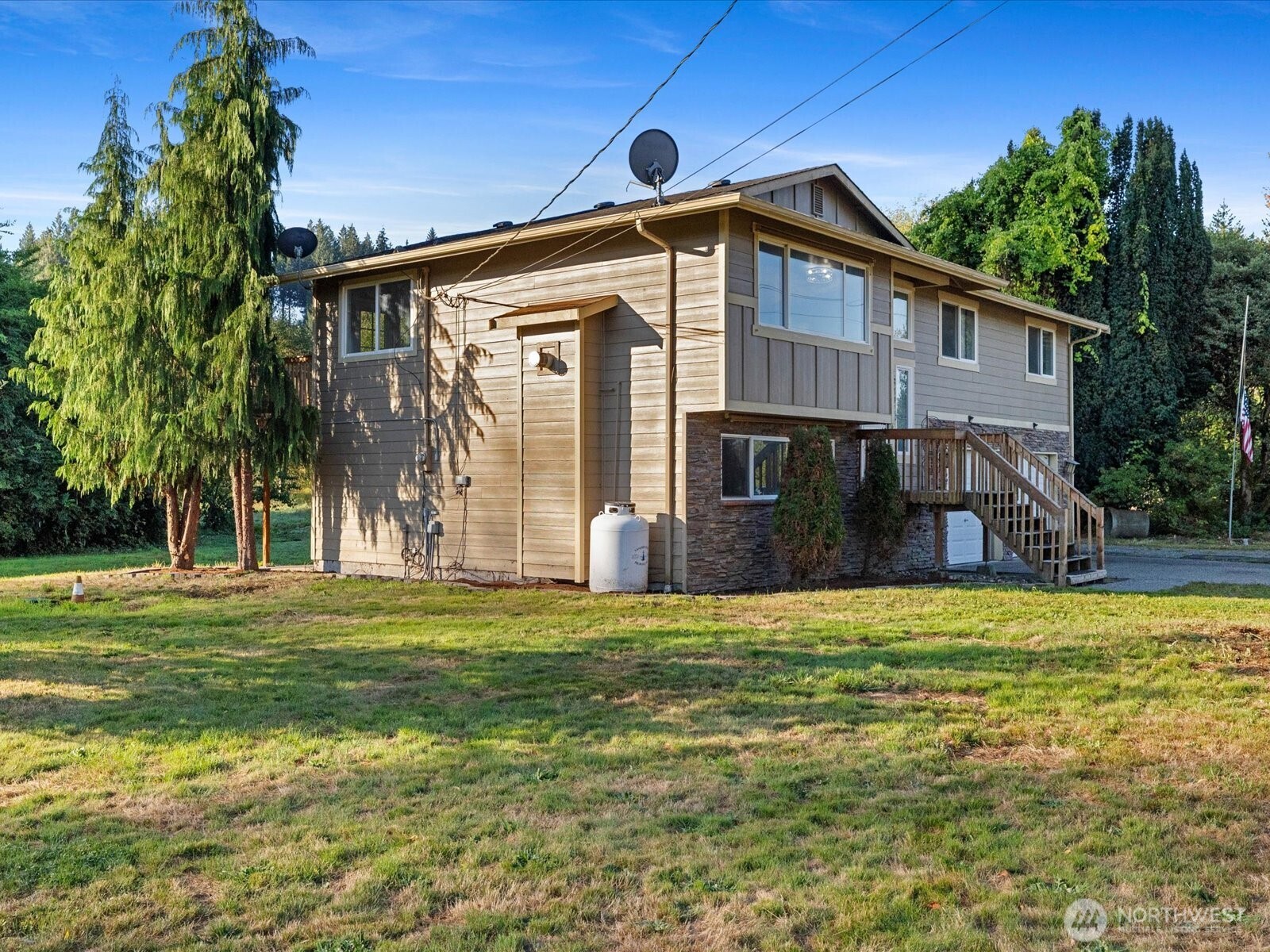 13802 State Rte 530 Northeast Arlington, WA 98223 - Photo 37 of 40 a front view of a house with a garden