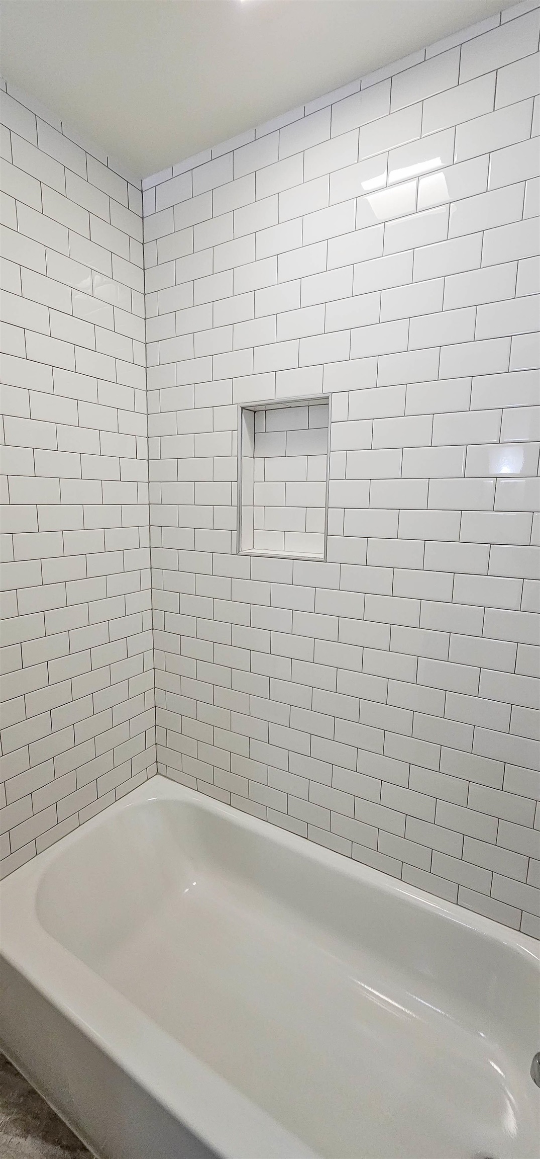 5639 Glade View Drive Memphis, TN 38120 - Photo 21 of 39 a bathroom with a bathtub