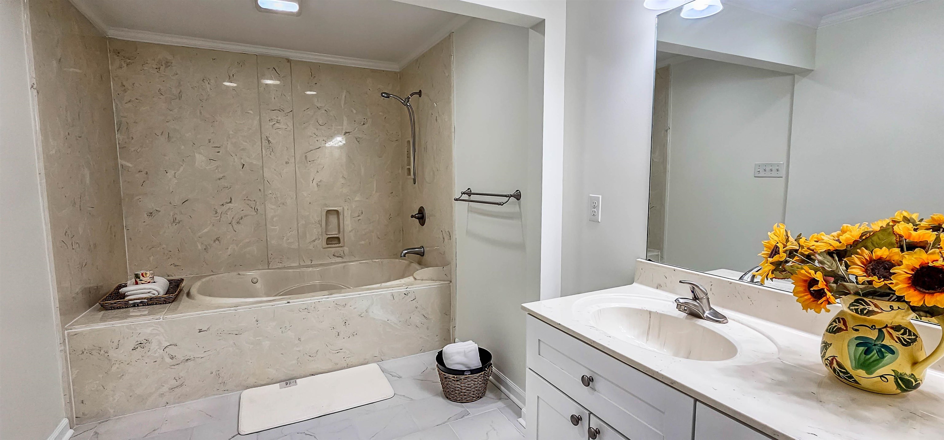5639 Glade View Drive Memphis, TN 38120 - Photo 23 of 39 a bathroom with a tub sink and mirror