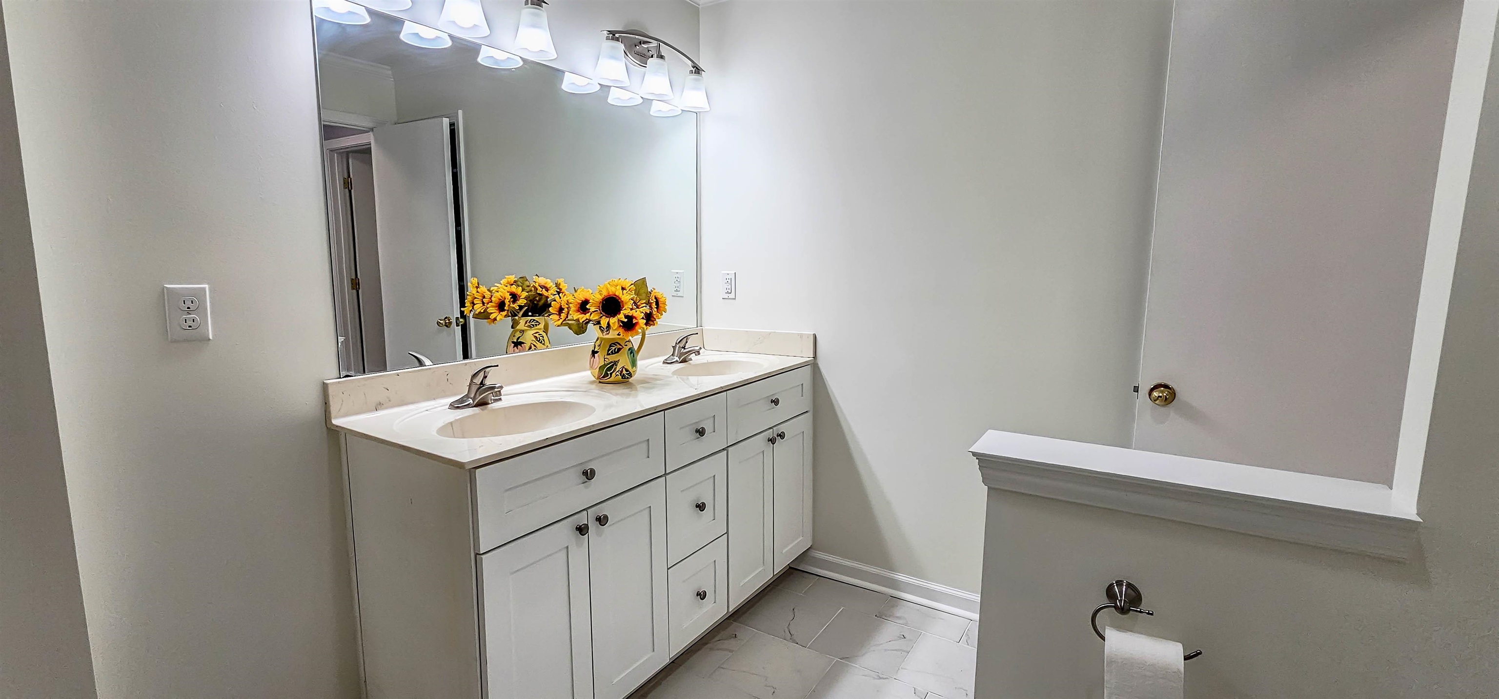 5639 Glade View Drive Memphis, TN 38120 - Photo 24 of 39 a bathroom with a sink vanity and mirror