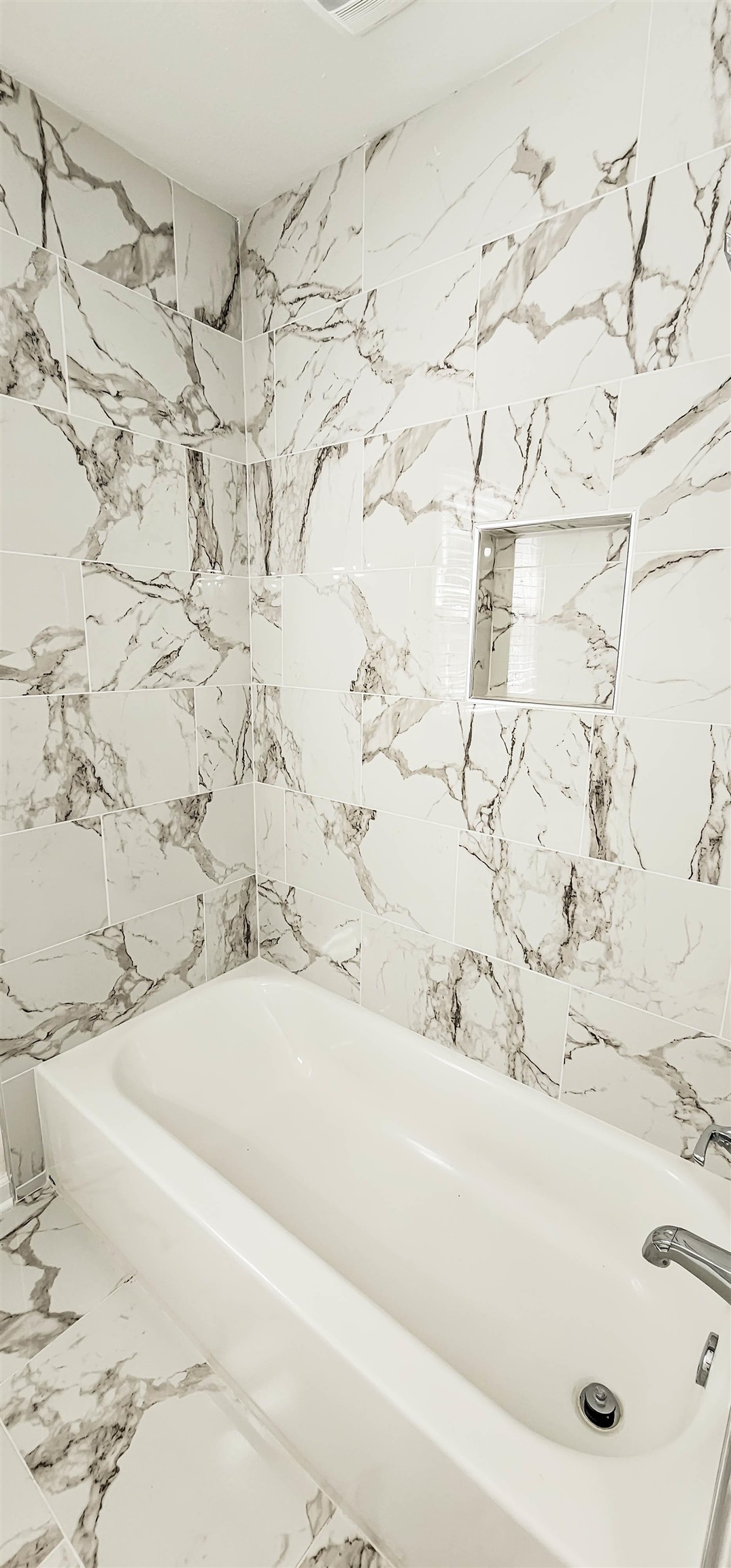 5639 Glade View Drive Memphis, TN 38120 - Photo 31 of 39 a bathroom with a bathtub and shower